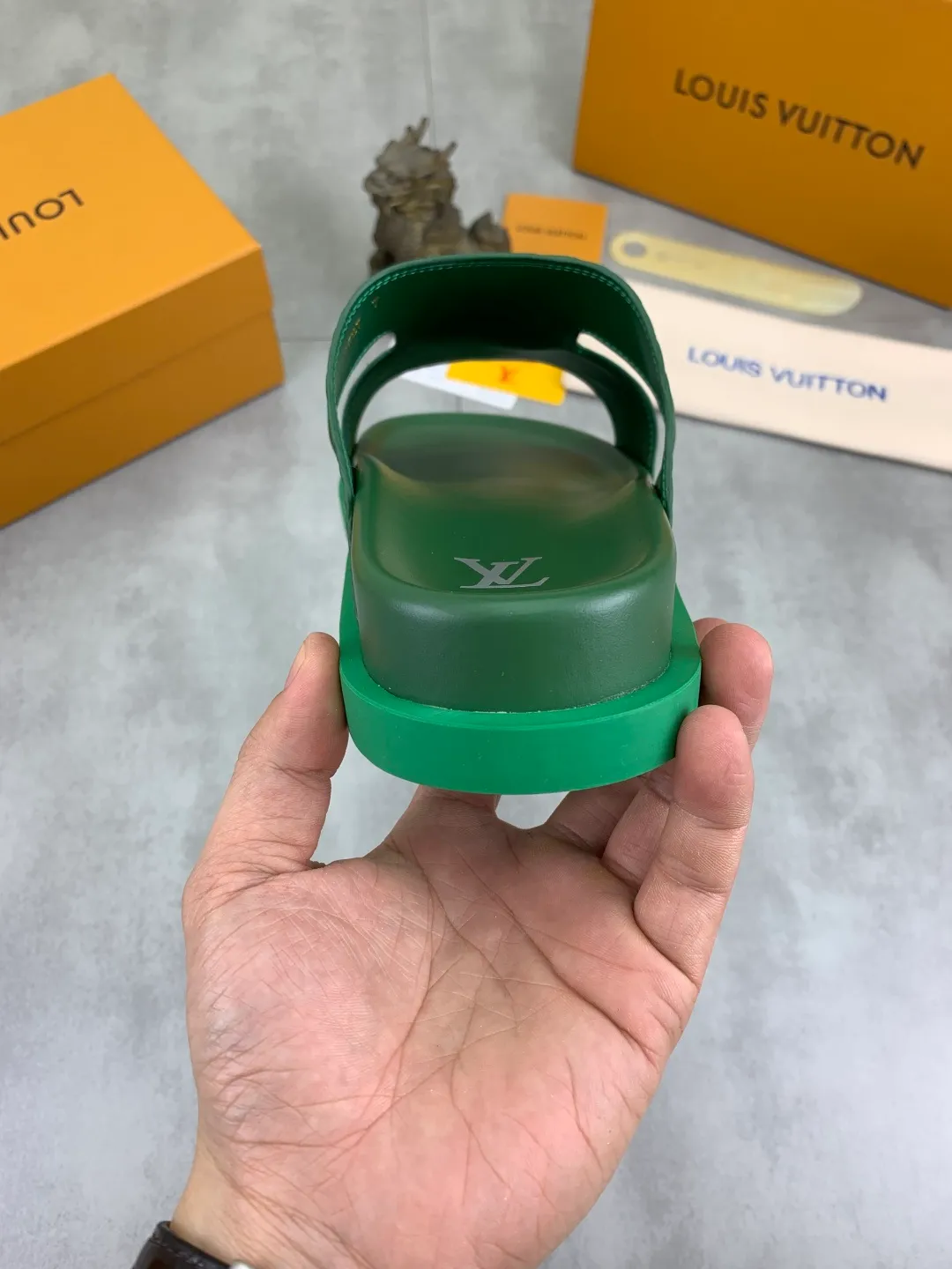 Men's shoes 💰P300💰【New style】🆘 Original quality 【LOUIS VUITTON】The popular Louis Vuitton LV men's slippers on the official website are on sale simultaneously! Original fabric imported from Italy, original factory special supply, code number: 38-44 (45 customized), many colors available